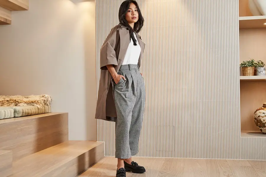 dame som poserer med sorte loafers