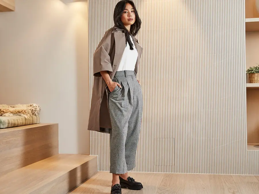 dame som poserer med sorte loafers