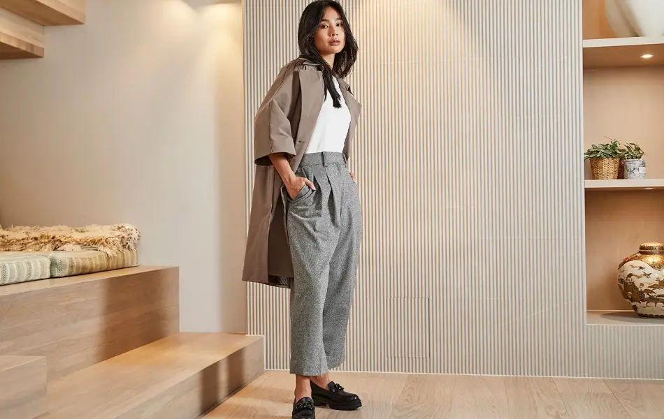 dame som poserer med sorte loafers