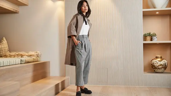 dame som poserer med sorte loafers