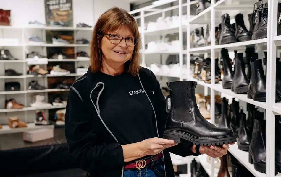 ansatt viser frem skoutvalg