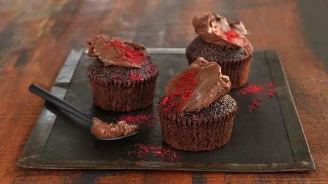 Sjokolademuffins med rødt strø