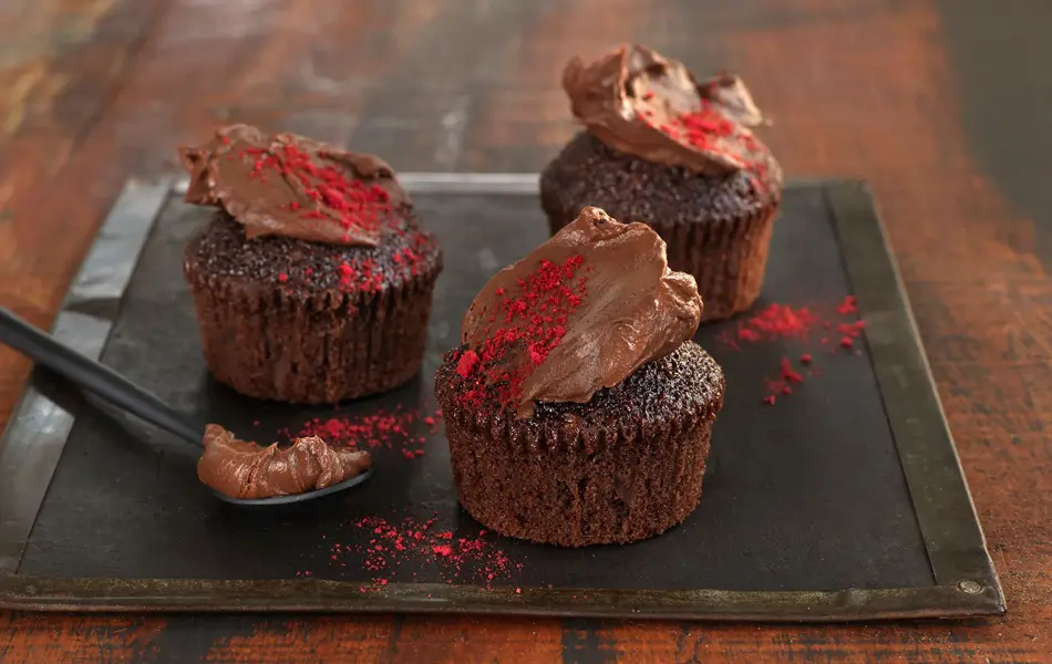 Sjokolademuffins med rødt strø