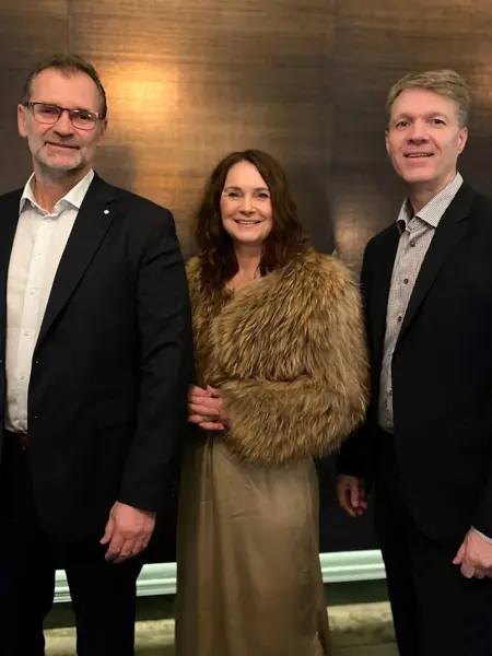 En kvinne mellom to menn 