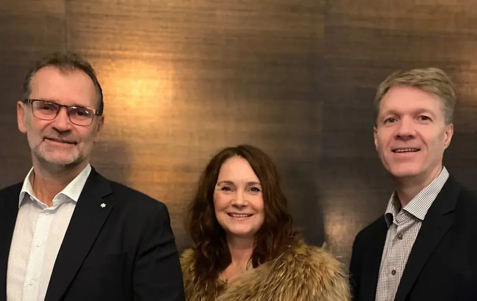 En kvinne mellom to menn 