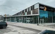 AMFI Raufoss fasade, parkeringsplass foran inngang
