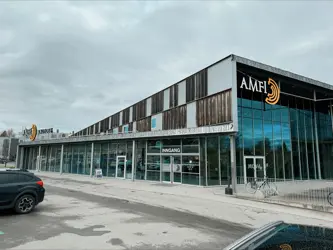 AMFI Raufoss fasade, parkeringsplass foran inngang
