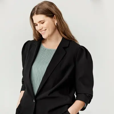 Dame har på seg blazer 