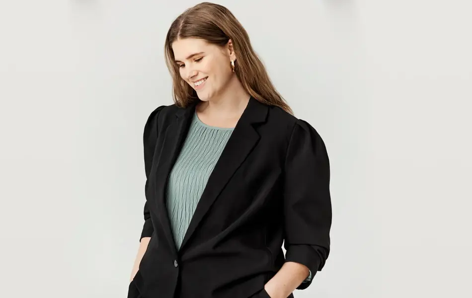 Dame har på seg blazer 