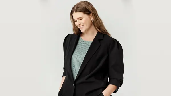 Dame har på seg blazer 