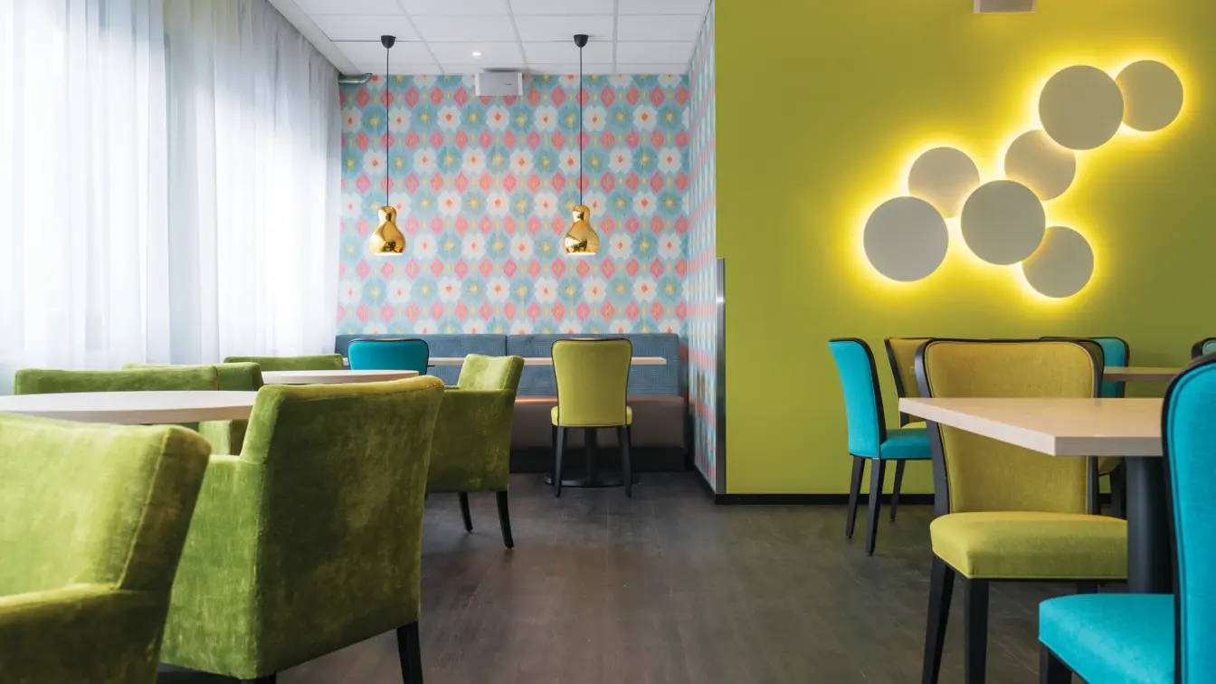 Frokostsalen på Thon Hotel Polar med fin skyaktig lampe på veggen