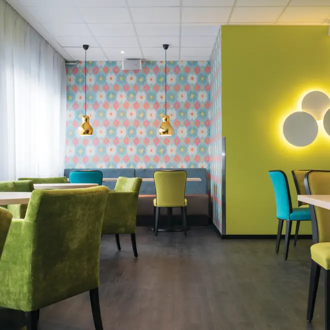 Frokostsalen på Thon Hotel Polar med fin skyaktig lampe på veggen