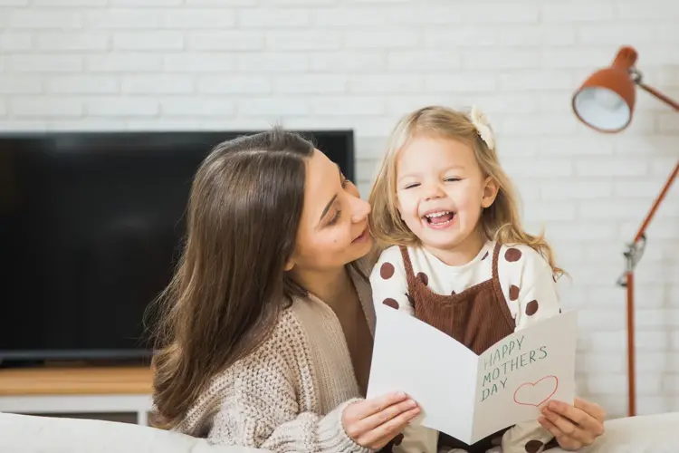DIY: Varm mammahjertet med en skreddersydd morsdagsgave. Vi har samlet noen ideer og viser deg hvordan du kan lage hjemmelagde bokmerker.