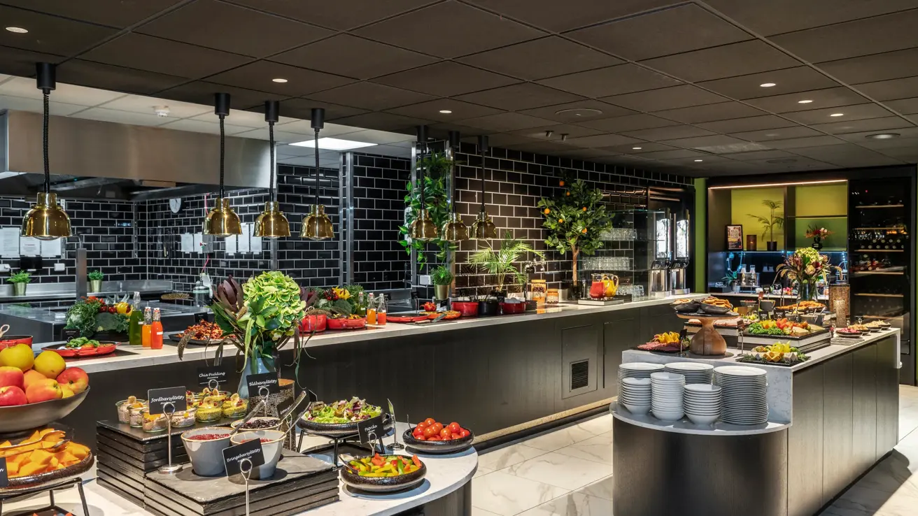 Fargerik frokostbuffet.