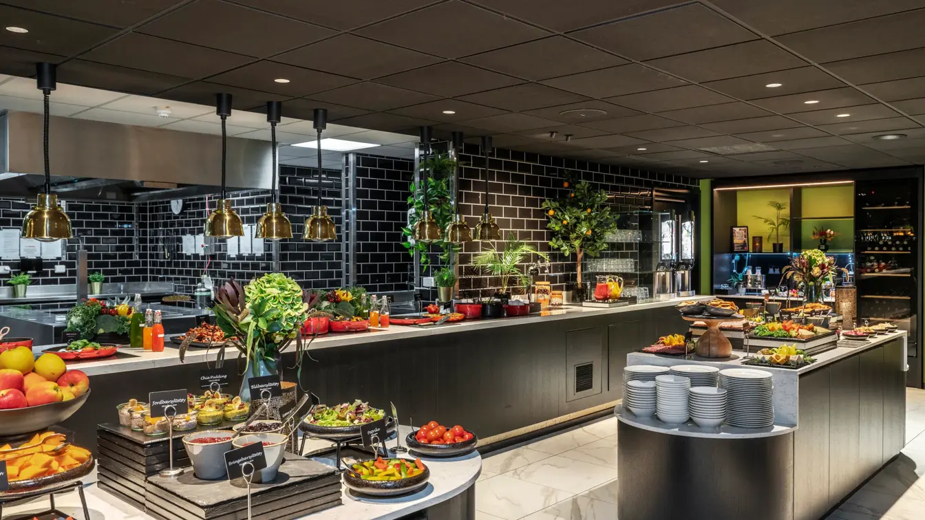 Fargerik frokostbuffet.