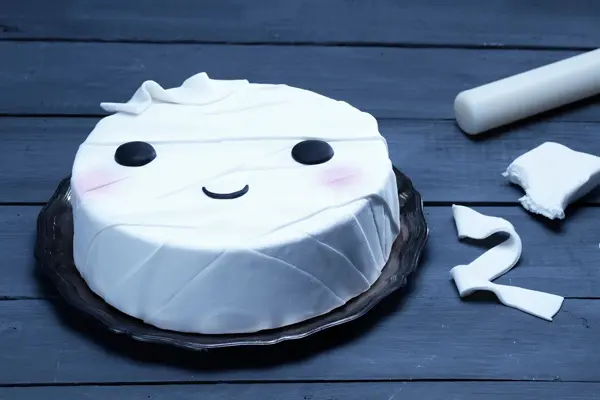 hvit kake med sukkerlokk