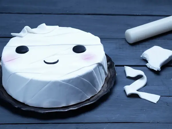 hvit kake med sukkerlokk