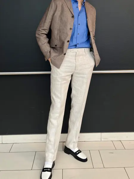 Mann i blazer og chinos