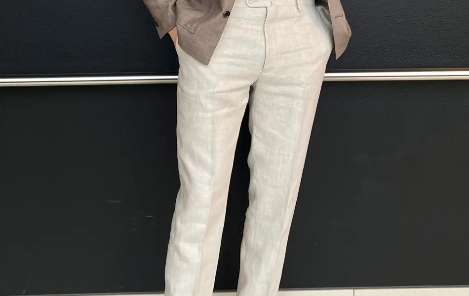 Mann i blazer og chinos