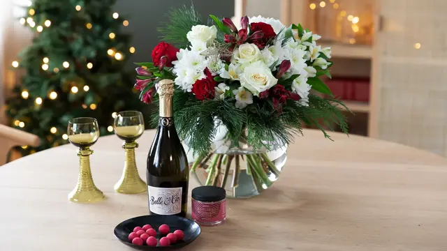 Dekket bord med blomster