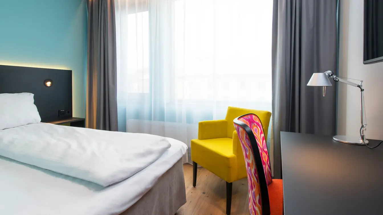 Seng, skrivebord og stol i dobbeltrom på Thon Hotel Vika Atrium i Oslo