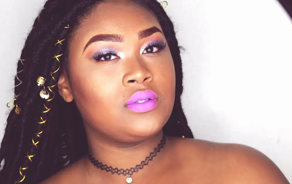 Dame med knallilla lepper og matchende øyenskygge