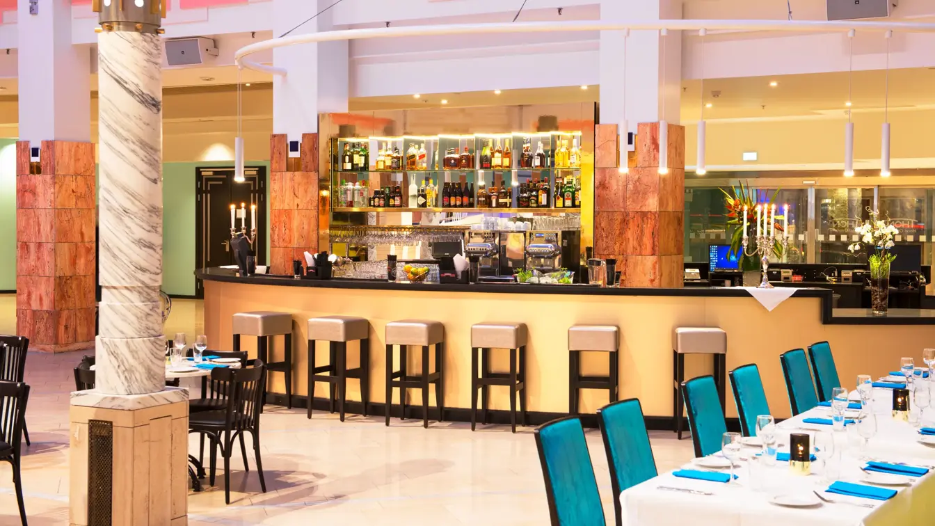 Bar med barkrakker og dekket bord på Thon Hotel Oslofjord 