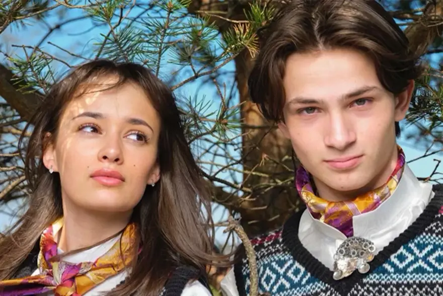 Dame og mann i bunad