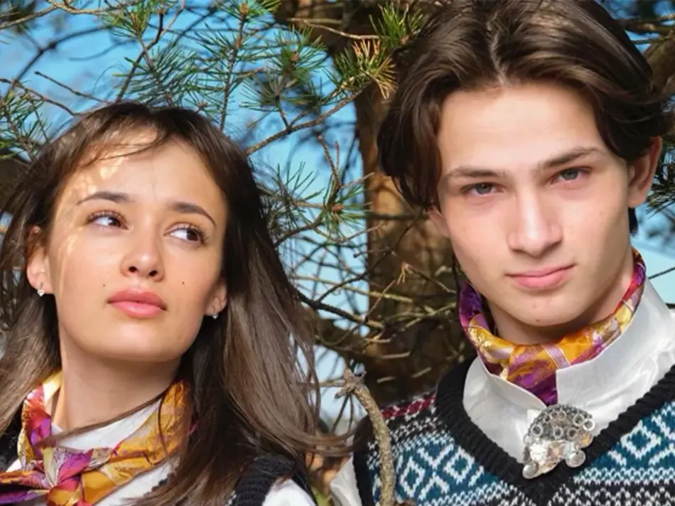 Dame og mann i bunad