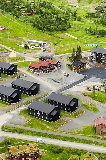Oversiktsbilde tatt på sommeren av boligprosjektet Skitorget på Skeikampen. 