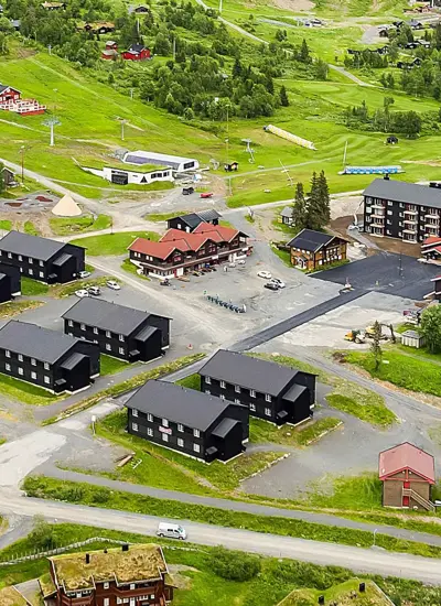 Oversiktsbilde tatt på sommeren av boligprosjektet Skitorget på Skeikampen. 