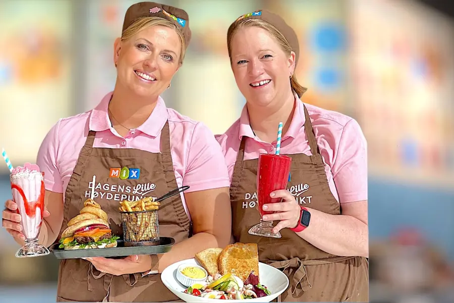 2 damer som presenterer matretter fra spisestedet mix