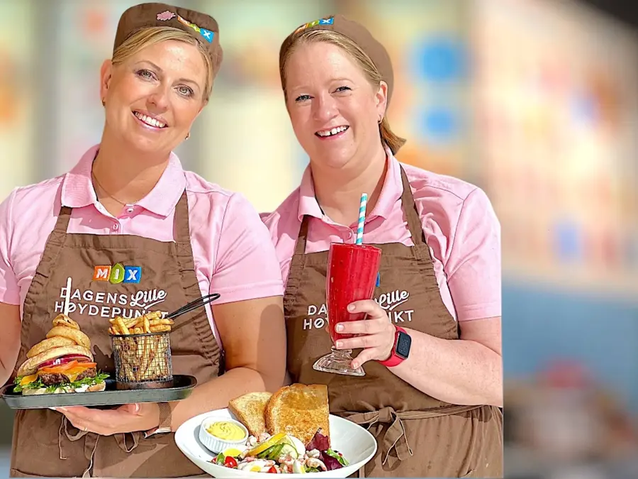 2 damer som presenterer matretter fra spisestedet mix