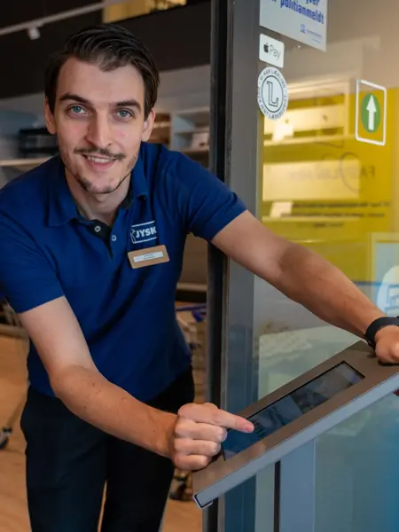 en mann ved en skjerm