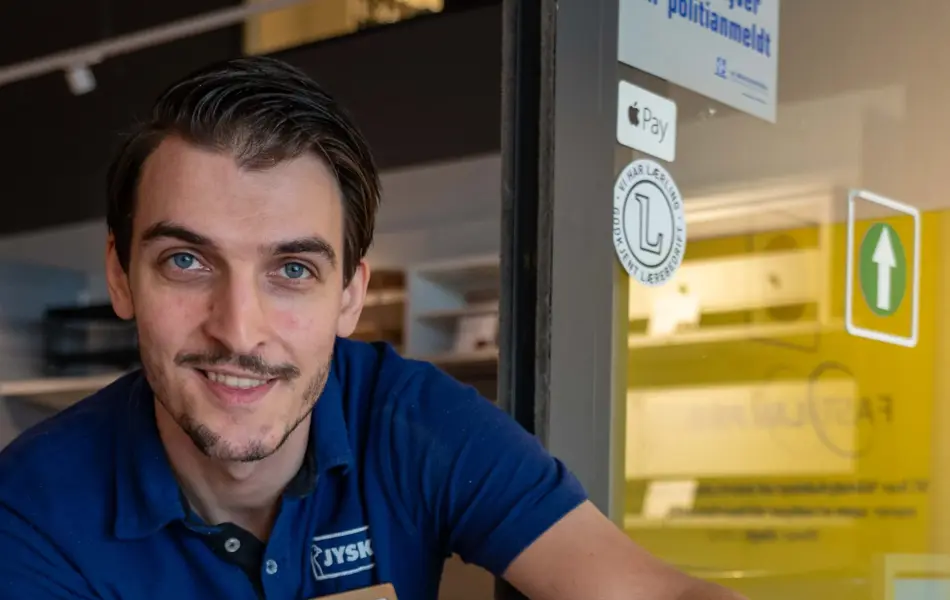 en mann ved en skjerm