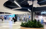 Bildet viser kjøpesenteret Østfoldhallene i Fredrikstad. Man ser ulike butikker og folk som handler.