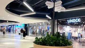 Bildet viser kjøpesenteret Østfoldhallene i Fredrikstad. Man ser ulike butikker og folk som handler.