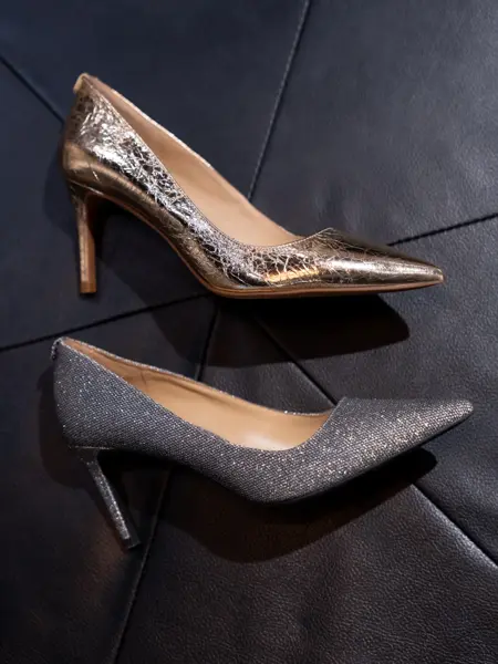 Gullpums og sølvskimrende pumps
