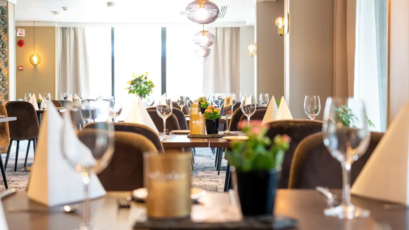 Restaurant, spisebord, spisestoler, servise, vindu