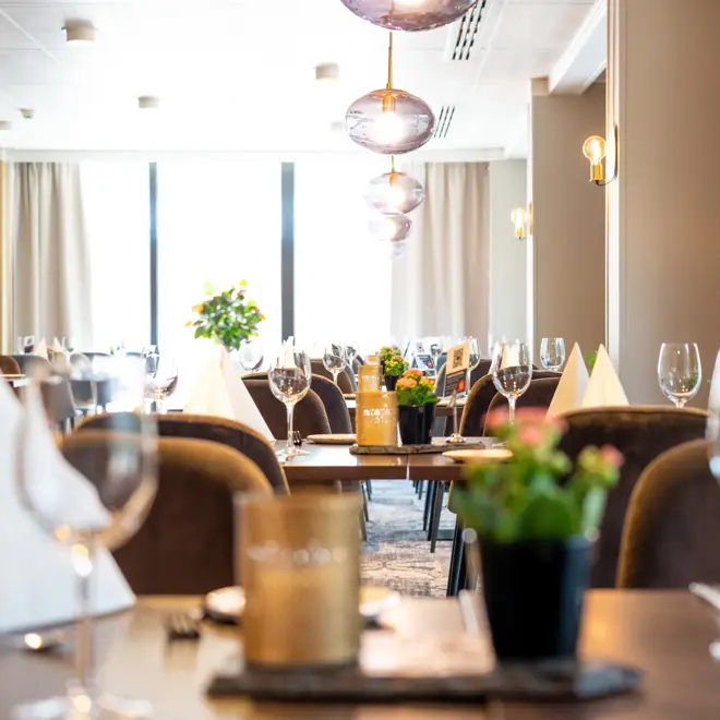 Restaurant, spisebord, spisestoler, servise, vindu