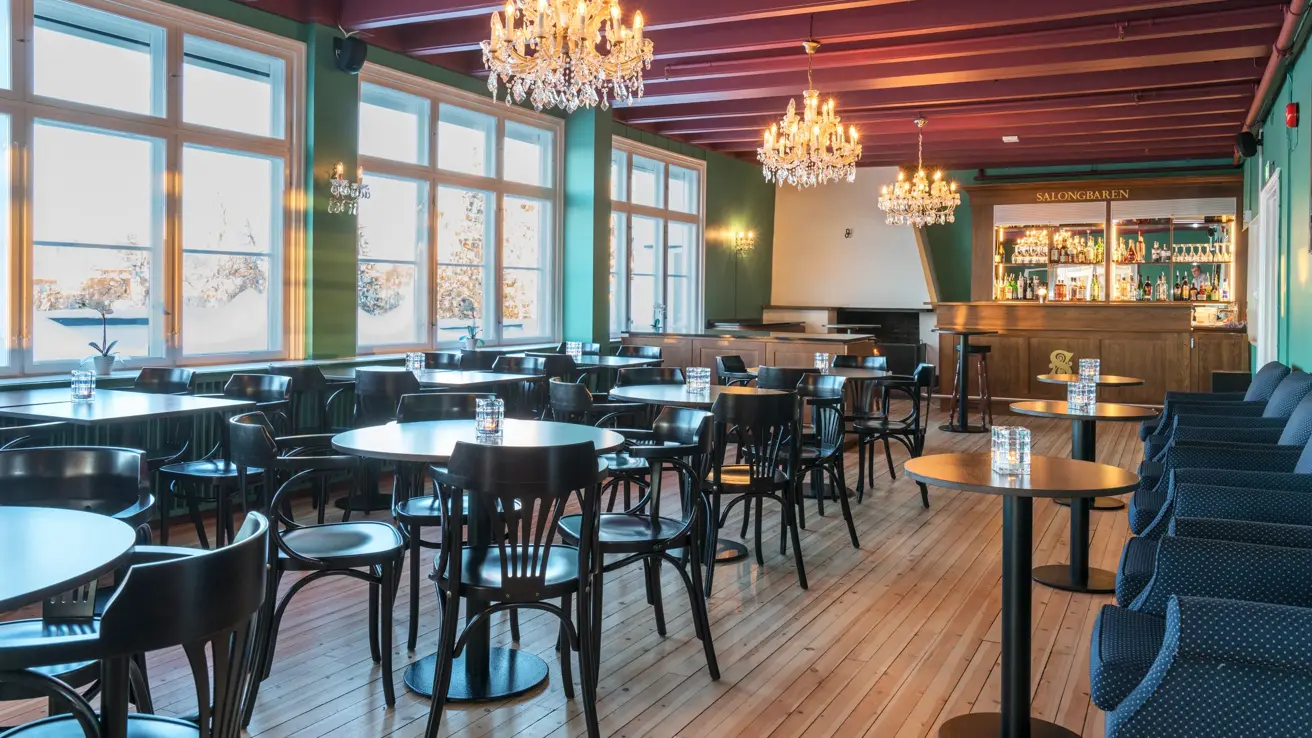 Salongbar kafe med lysekroner i taket, store vinduer og sitteplasser på Thon Hotel Skeikampen