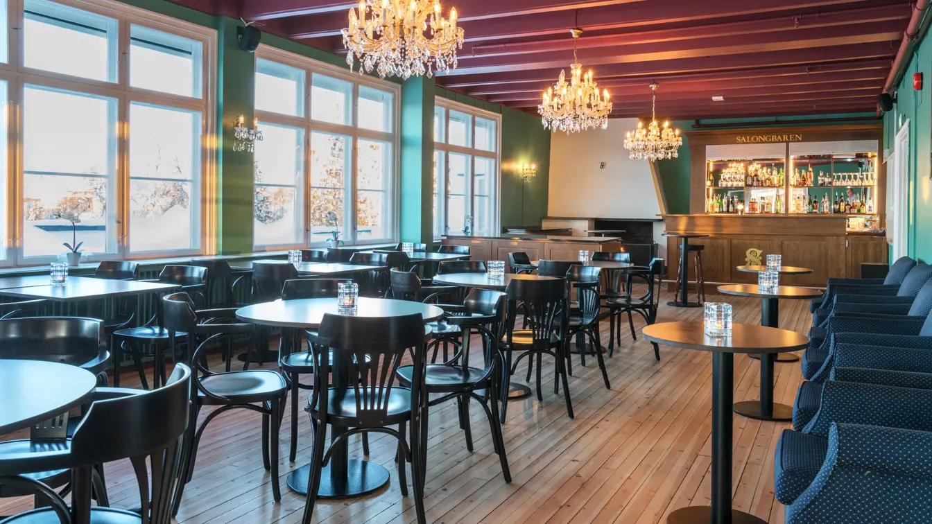 Salongbar kafe med lysekroner i taket, store vinduer og sitteplasser på Thon Hotel Skeikampen
