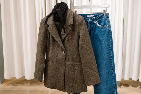 høstplagg på stativ