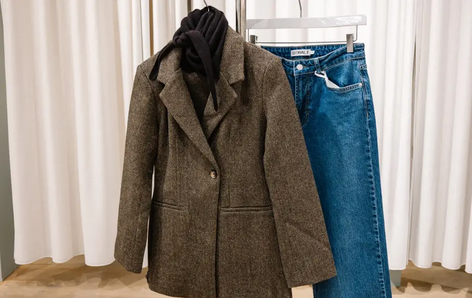 høstplagg på stativ