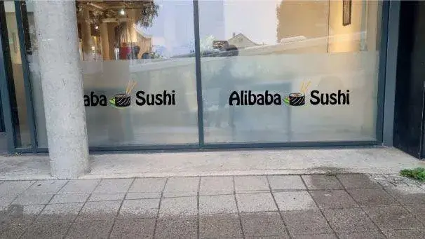 butikkvinduer med svart logotekst