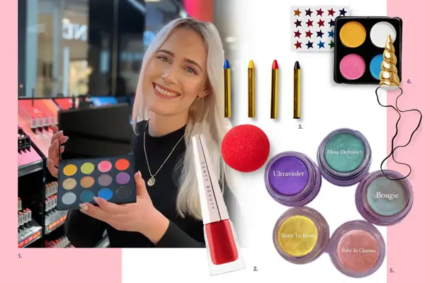 Dame som viser frem ansiktssminke for karneval