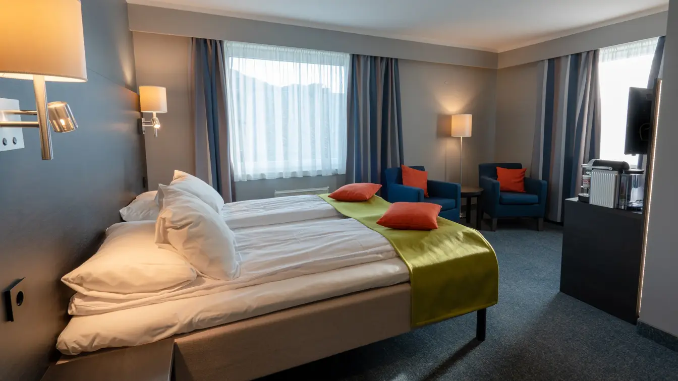 Dobbeltseng, vindu, skrivebord, to lenestoler, TV, kaffemaskin