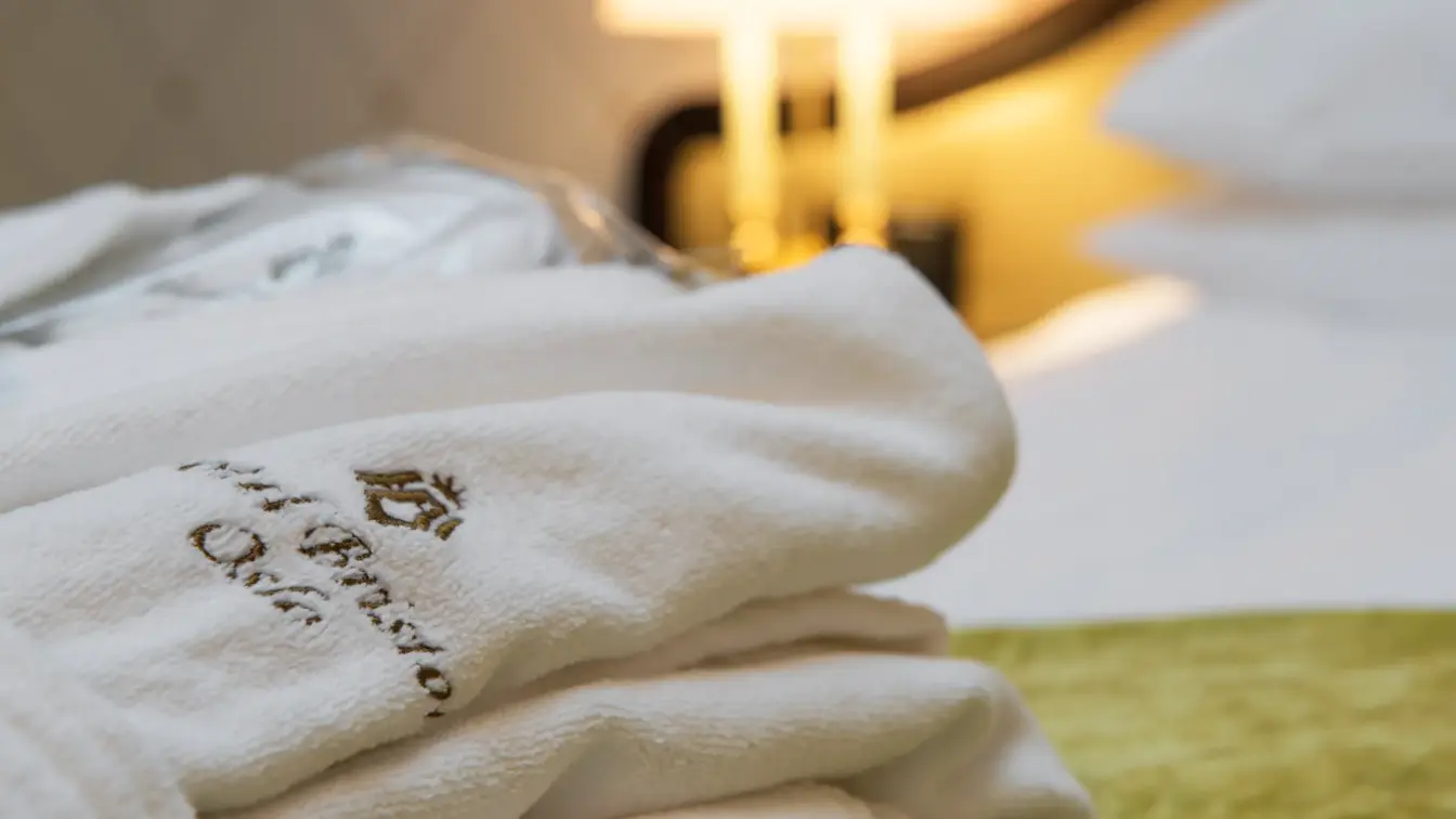 Badekåpe på seng på Hotel Bristol i Oslo sentrum