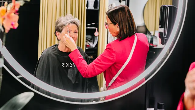 Eldre dame med makeup og makeup artist