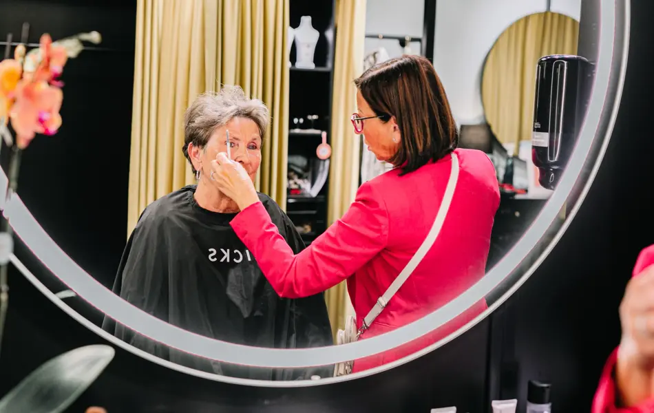 Eldre dame med makeup og makeup artist